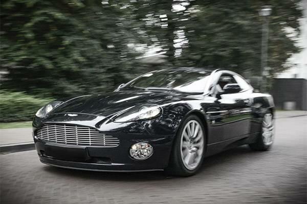 aston martin v12 vanquish